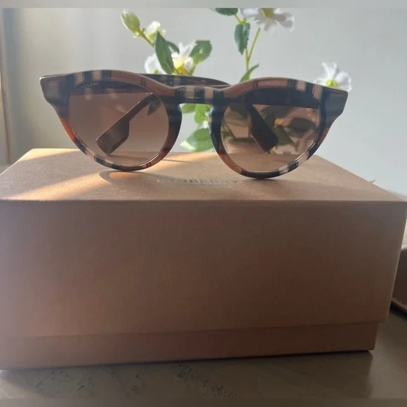 NWT Burberry Iconic Nova Check White, Red and Black Sunglasses - Picture 4 of 7